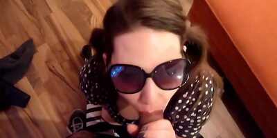 Pigtail-teen Raucht Und Trinkt Pisse