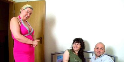 REAL GERMAN MATURE'S FIRST HOMEMADE FFM THREESOME SEX