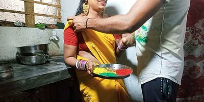 HOLI Par Sexy Bhabhi ko Color Lagakar Kitchen Stand Par Khood Choda