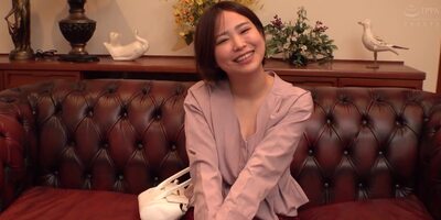 ***A mature woman who picks up a virgin peels off the phimosis cock and has it washed
