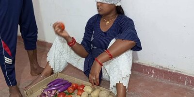Sabji Bechne Aayi Jawan Ladki Ko Pese Ka Lalch Dekar Choda, Saf Hindi Aawaj Me - TopXXXPorn