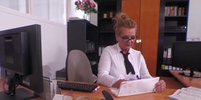 Cock drills mature pussy of the secretary