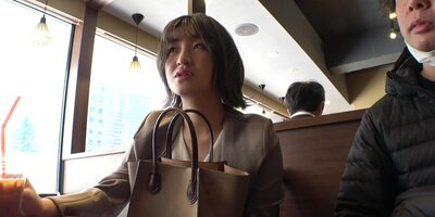 押しに弱い癒し系美少女が生ハメに悶絶しまくりで絶頂