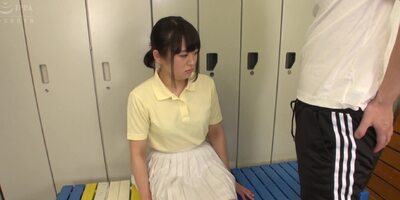 美女が強引にフェラチオを迫られ睨みながら強めのフェラをする