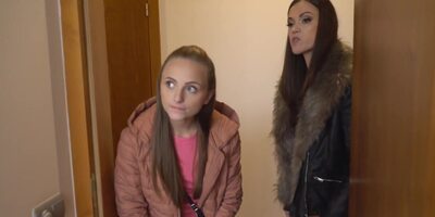 Charmer tempts chick into buying with cunnilingus