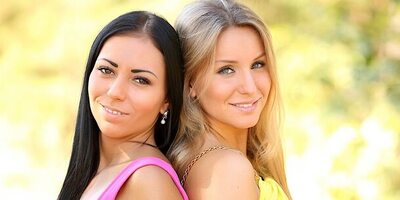 Gorgeous Lesbians Kissing In A Tree