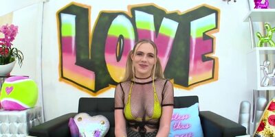 Pony-tailed girl receives pleasure in anal sex