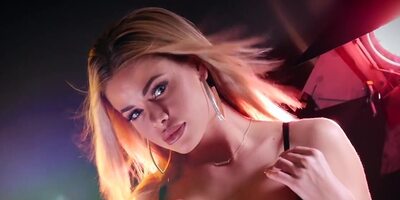 Chesty model gives lucky photographer deep blowjob