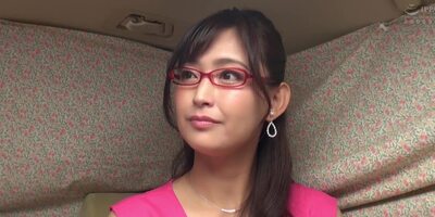 bE2206-Beautiful mature woman who is cunnilingus with electric massage machine and panting