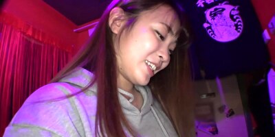 店内でフェラチオする美女店員ホテルに誘って滅茶苦茶ハメる