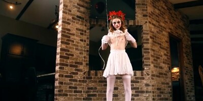 Pennywise suit is the best for girl to tempt stepbro
