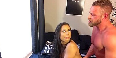 A Hot Babe From The Gym Asked Me To Train Her And We Fucked