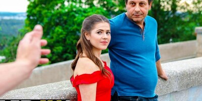 HUNT4K. Une fille bien roulée pour de l'argent se fait bien clouer devant son père