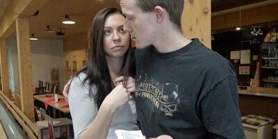 HUNT4K. Brünette Saugt Schwanz Und Gibt Muschi Zum Bohren Für Bargeld