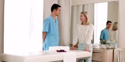 Guy manages with lustful bitch and cums in twat on massage table