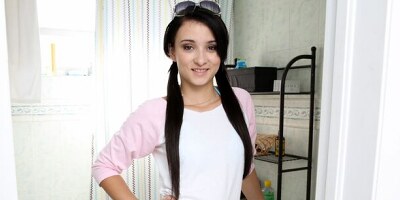 Amateur hottie gets it up her ass