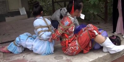 Chinese Bondage Female Catching Head