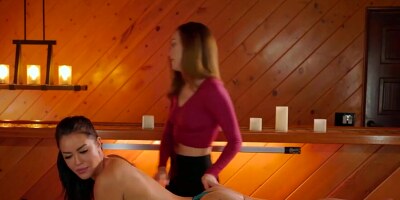Teen gets it on with her client on the massage table