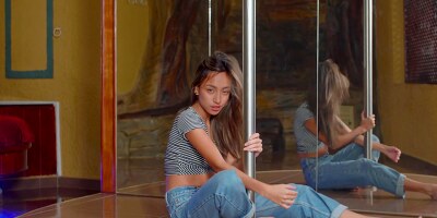 Hot stripper Camila Luna decided to have some fun with her cunt