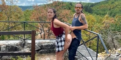 je lui offre ma petite chatte humide en pleine nature