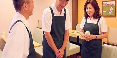 若い男性の精子が欲しくてファミレスで働く性欲旺盛なパート奥様と中出しセックス　川畑千代子 70歳 15 Min