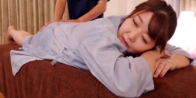 絶妙タッチのおっぱいマッサージでおばさんが夢中になる巨乳中出し整体院　美波咲良 15 Min
