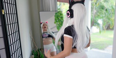 Petite gamer Alice Bong decided to take a break from the game