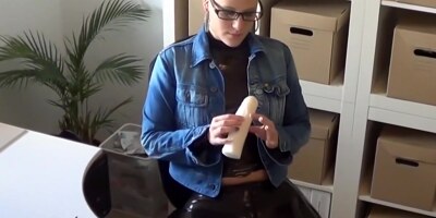 Er Vergeht Sich An Einer Lebenden Latexpuppe