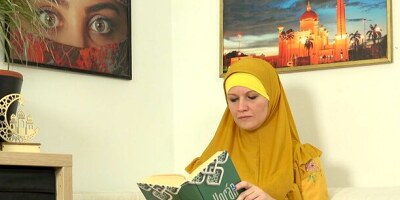 Hijab wearing thot Foxy is going to suck that boner