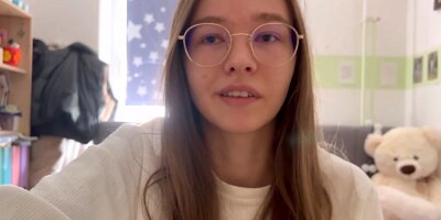 TEEN HARDCORE FINGER FUCKS HERSELF! SQUIRT!