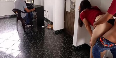 El Cornudo De Mi Esposo Gana Su Partida En Computadora Mientras A Mi Me Folla Su Mejor Amigo A Sus Espaldas: Despues De Ver Que Esta Entretenido Dejo Que Me Cojan Por Detras 13 Min