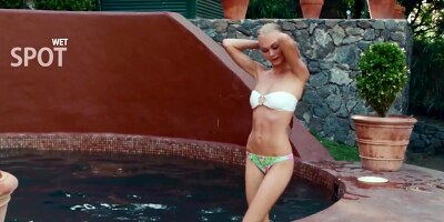 Skinny bikini babe is going to get frisky while masturbating