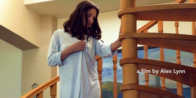 Good looking brunette showing off herself in a solo clip