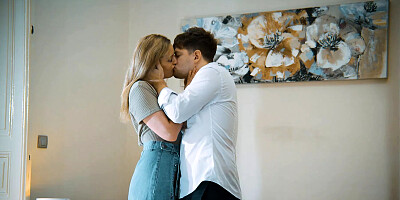 Girl bounces her Aussie Ass