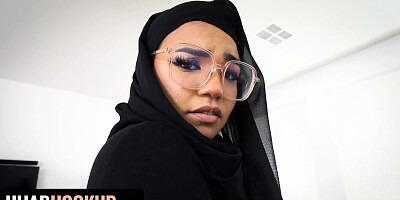 Muslim girl with Hijab Twerks her Round Booty