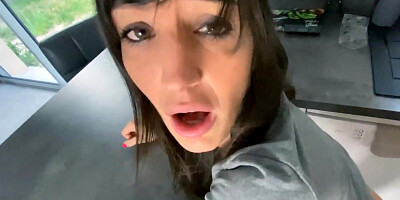 bellatina prise contre le plan de travail de la cuisine