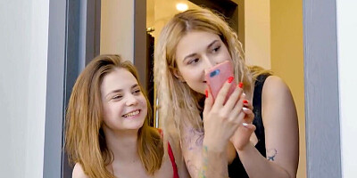 Two blonde girls give a rimjob and fuckin the MFF three way