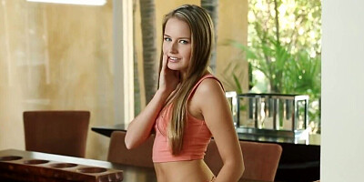 American model is putting those fingers in her snatch