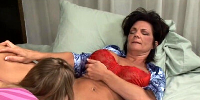 Deauxma's licking pussy action