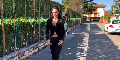 Italian MILF Laura comes to the studio and does it all