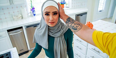 Cover-girl Kitty Valance at big ass trailer