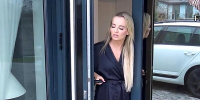 Spontaneous affair for the blonde whore and the collector