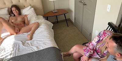 je me masturbe devant mes amis voyeurs