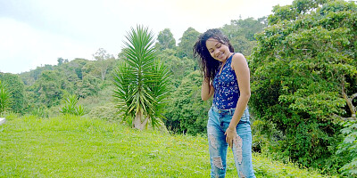 Latina teen Kim Veliz fucks her pussy on the lawn