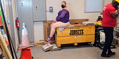 Female Boss Asked Her Maintenance Guy To Cum Inside & Get Her Pregnant