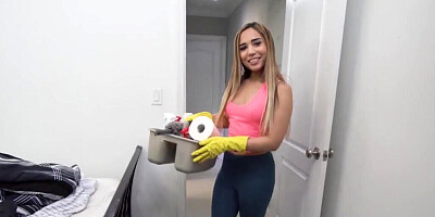 Hispanic maid Alitta Lee sucks and fucks Johnny Love