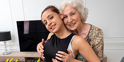 Girlie's red head clip by Mature NL