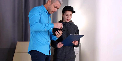 Delivery girl Stasia Si wants to earn a good review