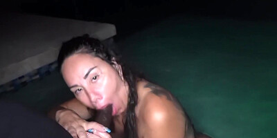 L A And Queen Rogue - Me Puse Cachonda Junto A Piscina Y Me