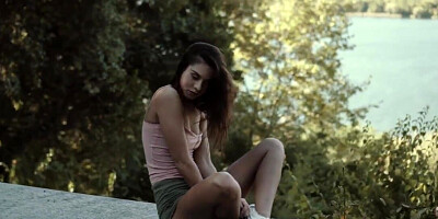 Bored model with a skinny body decides to make herself cum